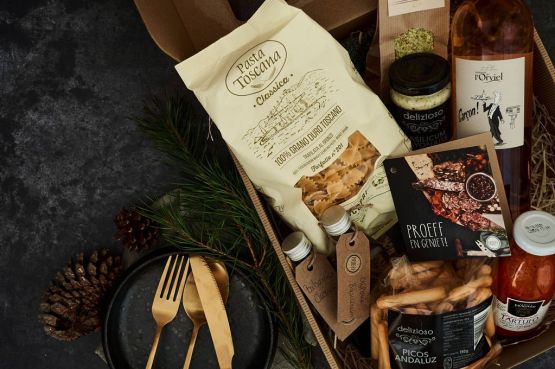 Kerstpakketten vol met eten