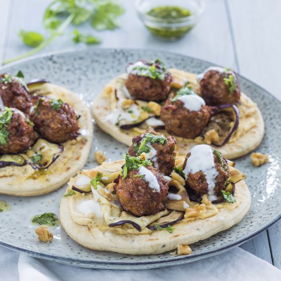 Naanbrood met hummus en groenteballetjes