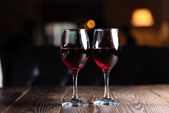 Rode wijnglazen