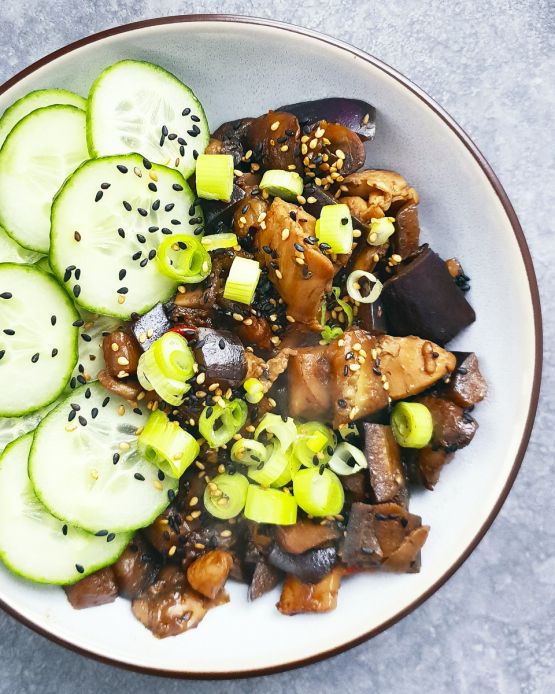 Traybake kippendij met miso en aubergine